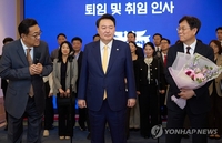 尹대통령 배웅 속 떠난 이관섭 실장…'마이웨이' 울려퍼진 퇴임식