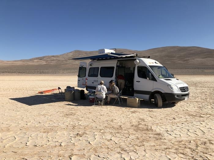 칠레 아타카마 사막의 융가이 저지대를 탐사하는 연구자들