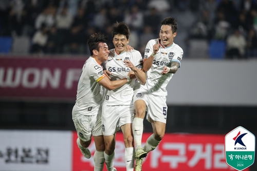 기성용(가운데)의 추가 골에 기뻐하는 서울 선수들