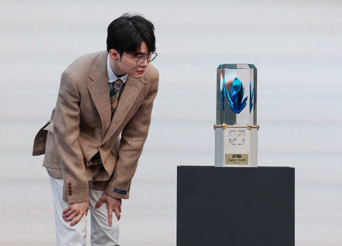 '전설의 전당' 트로피 바라보는 페이커