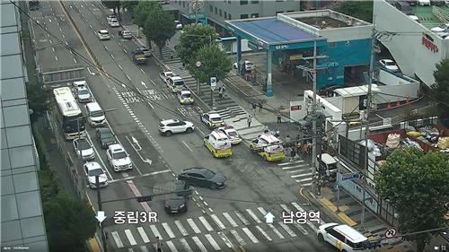 서울역 인근서 80대 운전 경차가 인도 행인 2명 잇따라 치어 - 연합뉴스