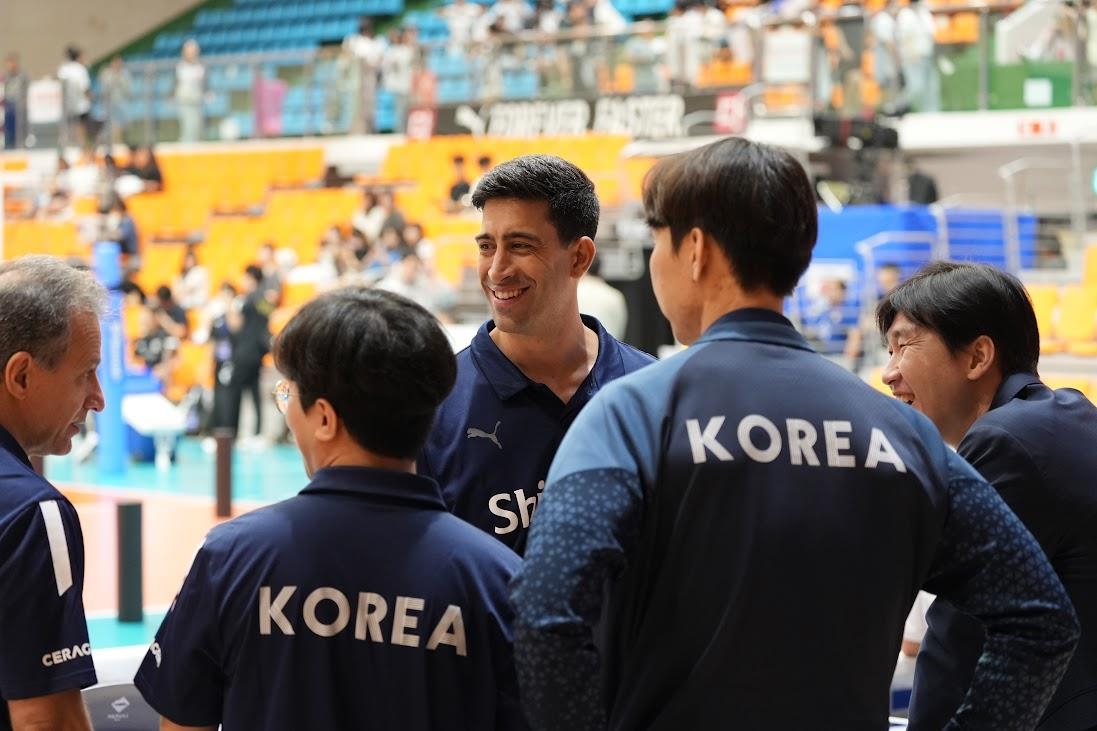 한국 대표팀 사령탑인 브라질 출신 이사나예 라미레스 감독(가운데)