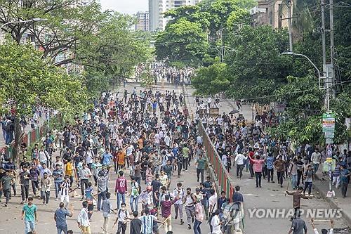 16일 다카에서 발생한 독립 유공자 자녀 공직 할당제 도입 관련 시위.