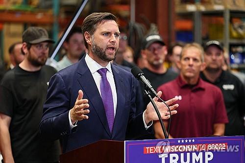 Vance speaks at Wisconsin Manufacturers 