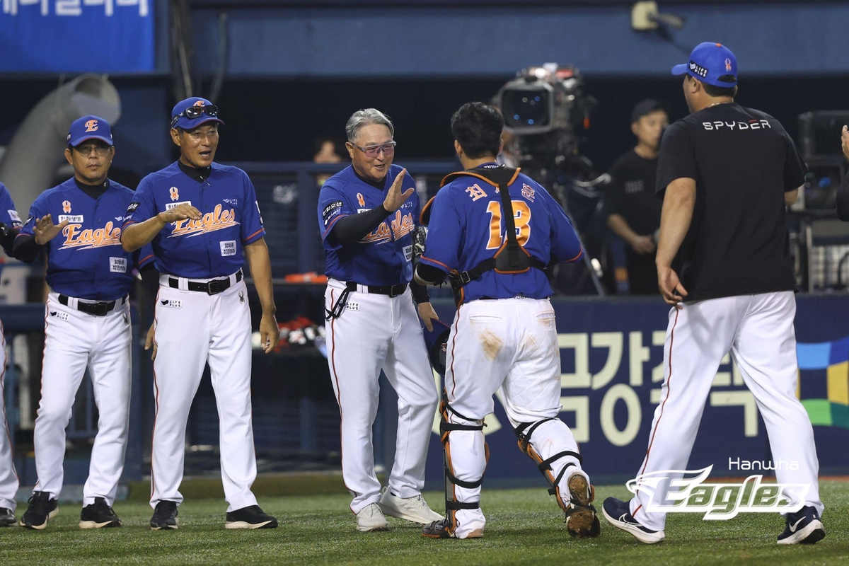 승리 후 선수단과 하이 파이브 하는 김경문 한화 감독