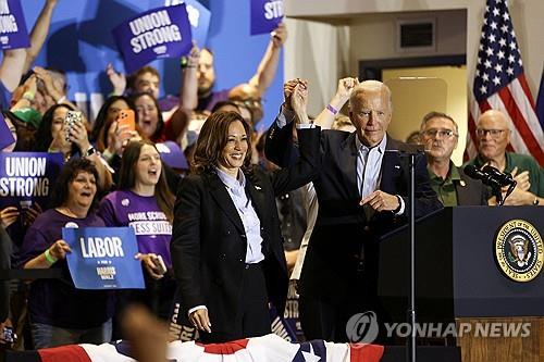 2일 피츠버그에서 함께 유세하는 바이든-해리스