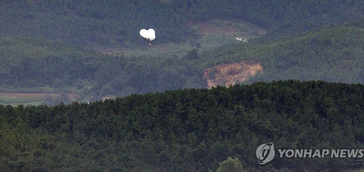 쓰레기 풍선 살포하는 북한