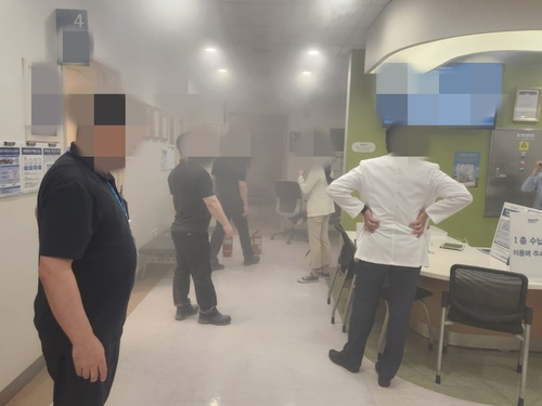 서울대병원 암센터 2층서 연기… "협진실 내부 누전 등 추정"