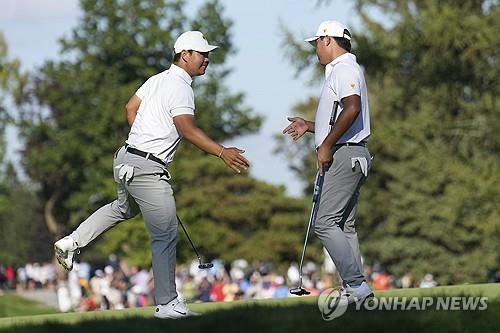 김시우(오른쪽)와 손바닥을 마주치는 김주형.