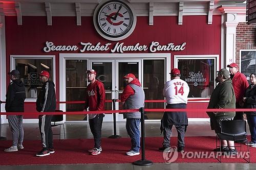 피트 로즈를 추모하기 위해 줄 선 신시내티 팬들