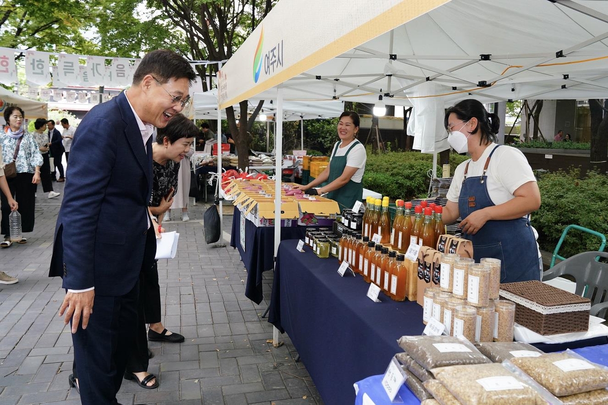 지난해 직거래장터를 찾은 정문헌 구청장