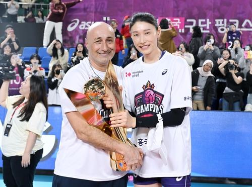 정규리그 1위 시상식에서 아본단자 흥국생명 감독과 함께 한 김연경(오른쪽)