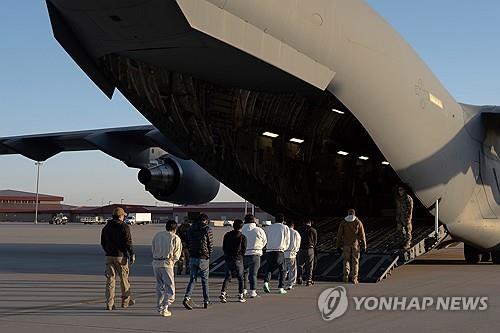 C-17 미군 수송기로 압송되는 불법 이민자