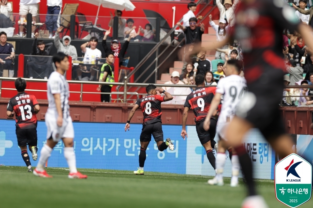 골세리머니를 펼치는 포항 오베르단