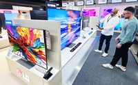 독일 프랑크푸르트 지역에 있는 가전 매장 '미디어 마크트' 직원이 고객에게 LG QNED TV의 AI 기능에 대해 설명하고 있다.[연합뉴스 자료사진. 재판매 및 DB 금지]