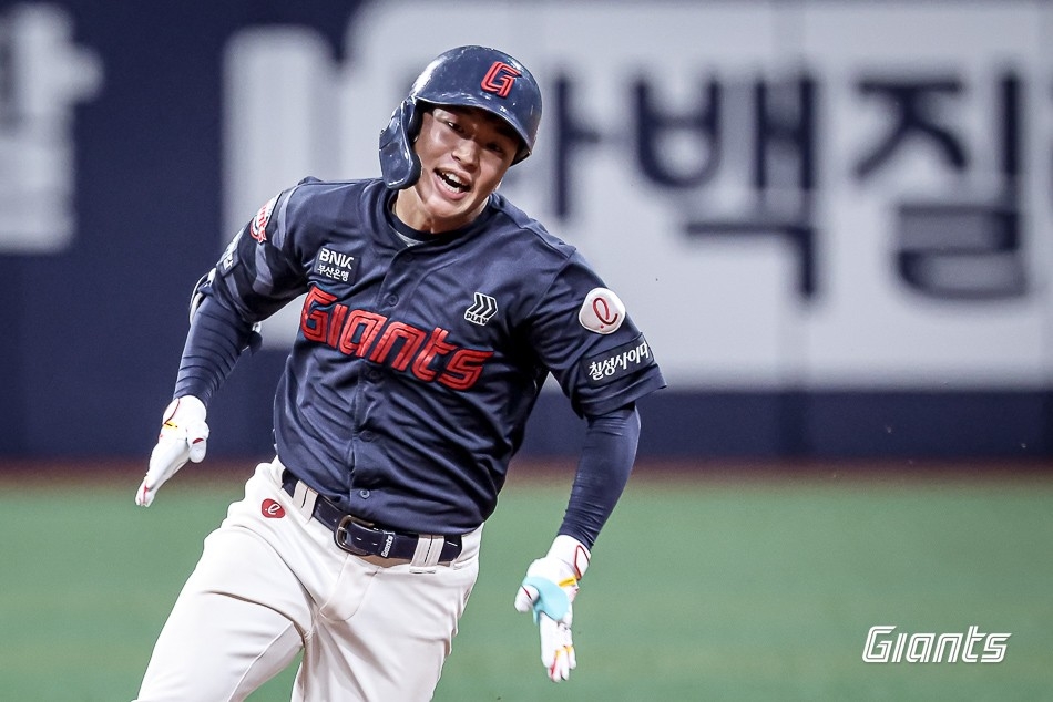 3루타를 치고 베이스를 도는 이호준