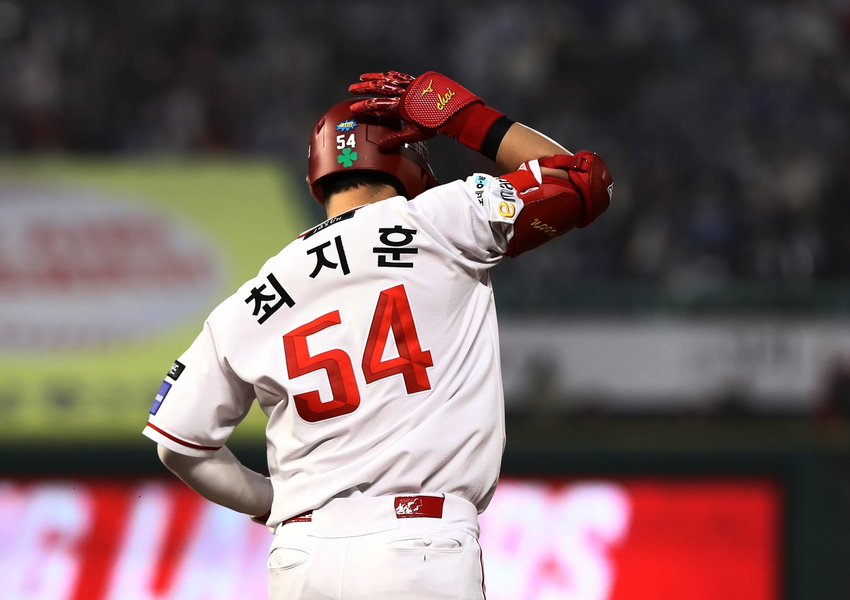 최지훈, 역전 투런포…SSG, 삼성 꺾고 3연패 탈출