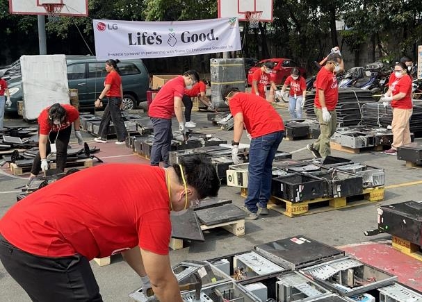 LG전자 필리핀법인 직원들이 회수한 폐가전을 분류하는 모습