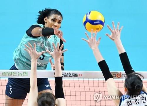 GS칼텍스와 재계약한 실바(왼쪽)