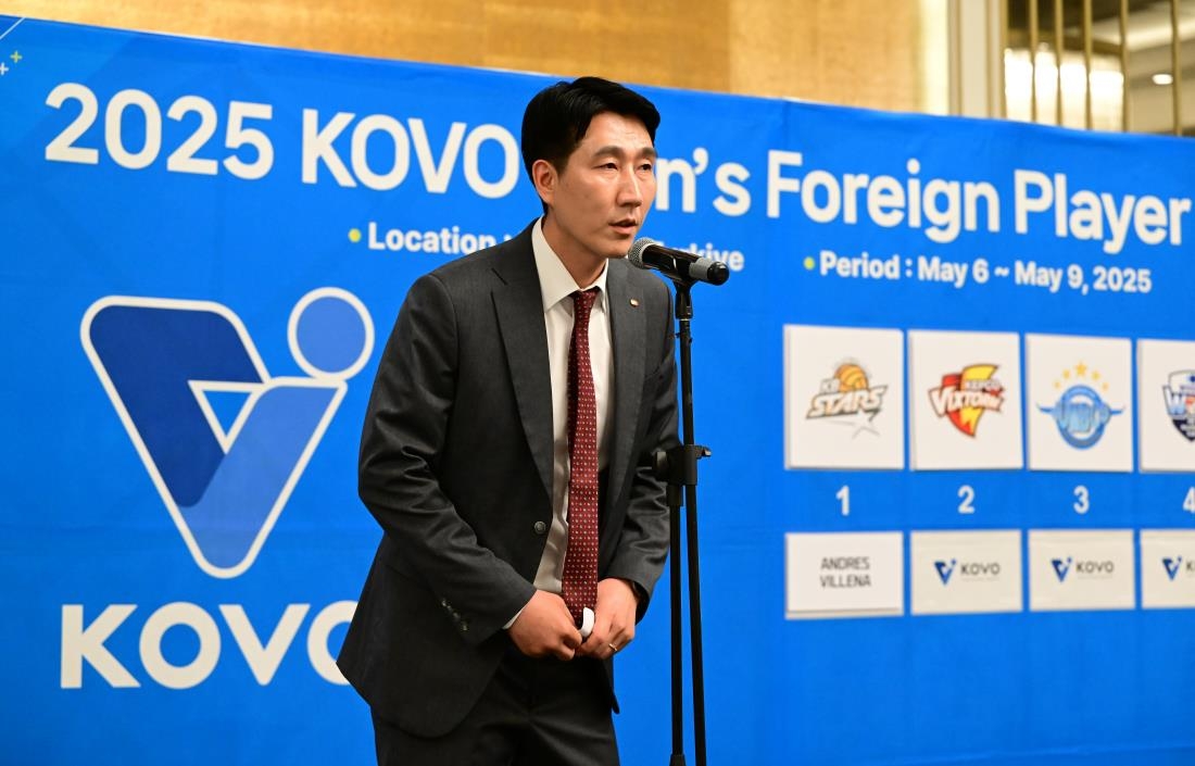 외국인 선수 드래프트에서 에번스 호명하는 권영민 한국전력 감독