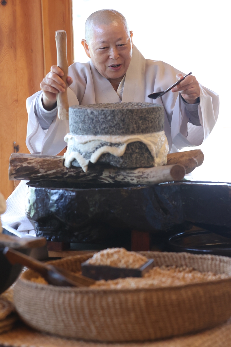 맷돌 돌리는 계호스님
