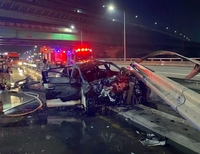 아산서 승용차 중앙분리대 충돌…파편 택시 덮쳐 운전자 사망