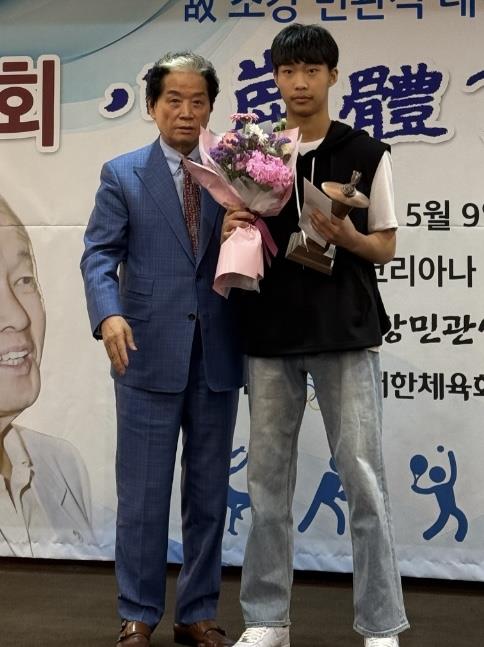 소강체육대상 꿈나무상을 받은 이준희(오른쪽)와 시상자 유재준 전 대한복싱협회장