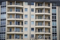 15층 아파트서 추락한 美 두살배기, 나무에 걸려 생존 '기적'