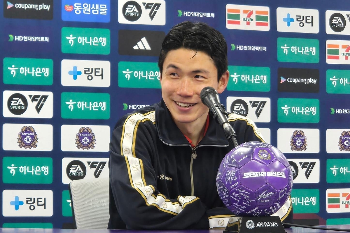경기 후 인터뷰하는 김인성