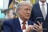 트럼프, 아이폰 25% 관세에 "삼성 등 해외생산 다른기업도 해당"