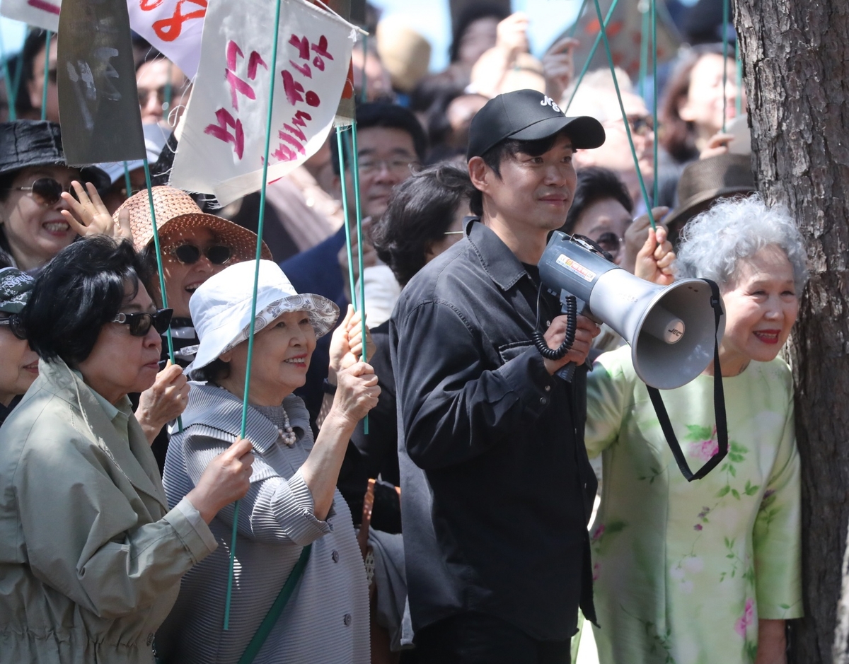 영화 '청명과 곡우 사이'에서 장례식 장면 촬영 중인 배우 박정자와 유준상 감독