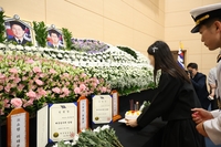 포항 초계기 순직자 영정사진 앞에 올려진 생일 케이크
