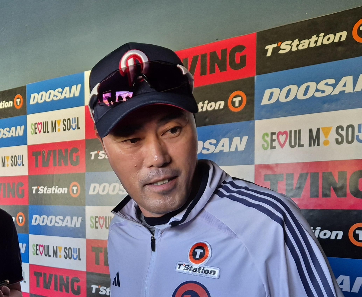 인터뷰하는 두산 베어스 조성환 감독 대행