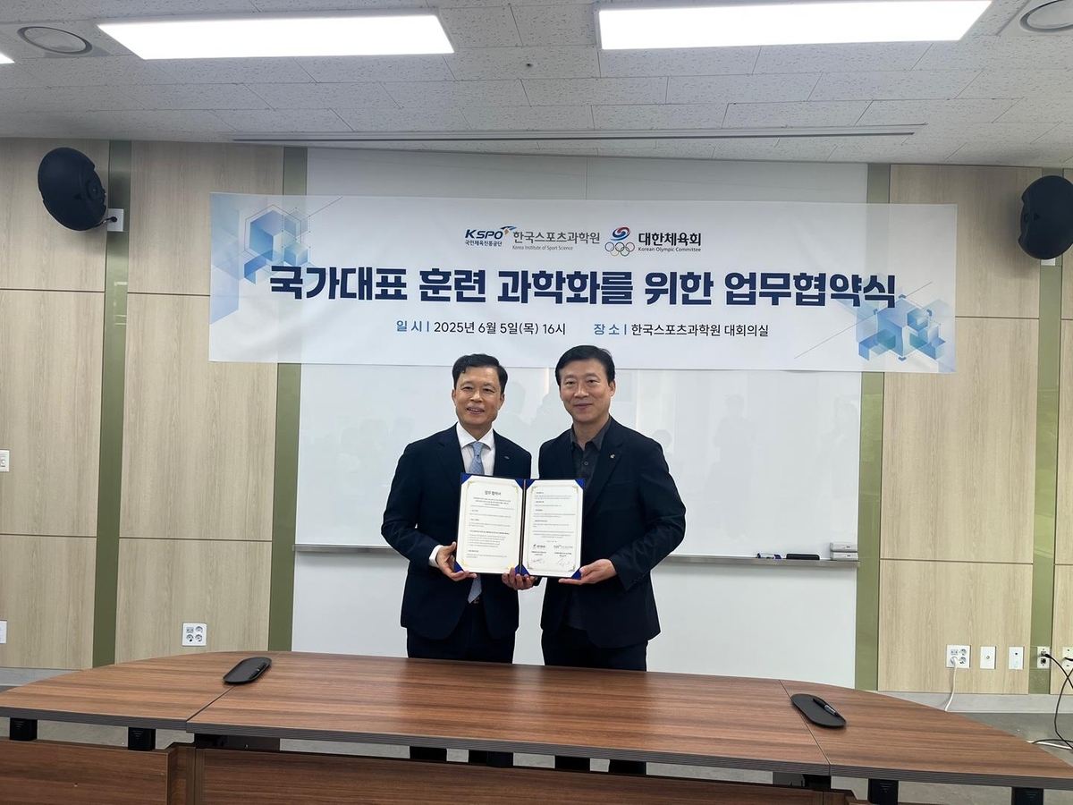 업무협약 체결한 김택수 진천선수촌장(오른쪽)과 송강영 한국스포츠과학원장