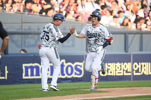12시즌 연속 10홈런을 달성한 두산의 양의지(오른쪽)