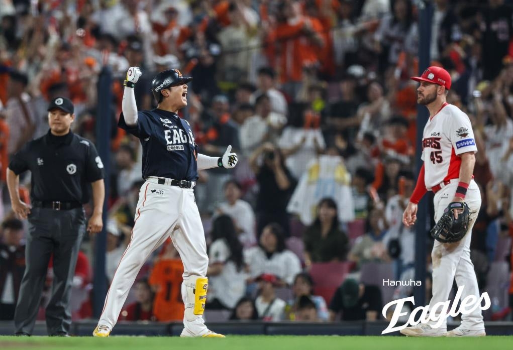한화, 연장 접전 끝에 KIA에 신승…1위 LG에 반 경기 차 추격