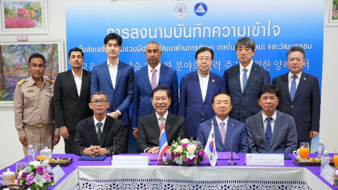 기념촬영하는 장종현 총장(앞줄 오른쪽 두번째)과 관계자들