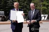 트럼프, 英과의 무역협정에 서명…상호관세 유예 이후 첫 체결