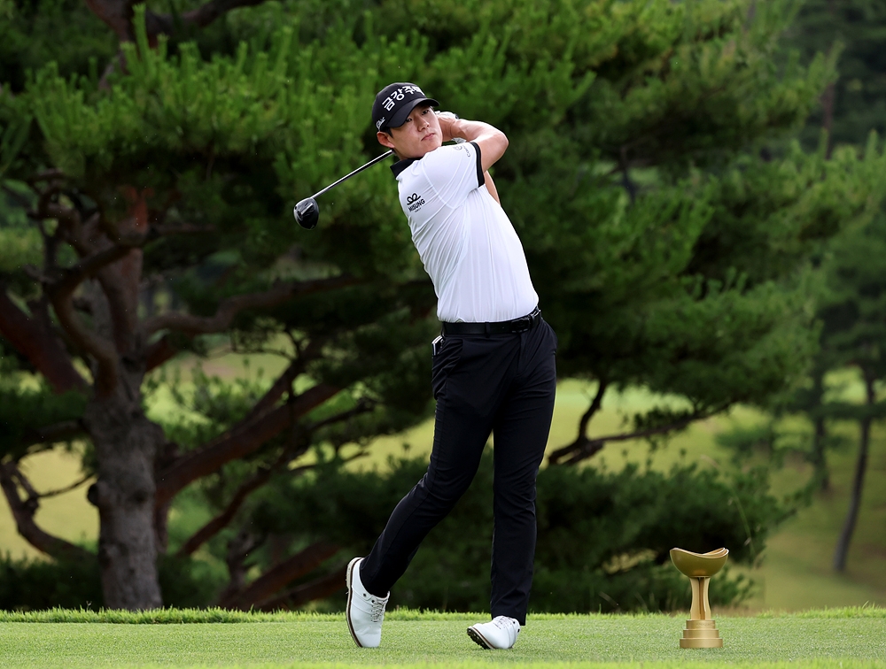 신용구, KPGA 선수권 2R 3타 차 선두…옥태훈·왕정훈 공동 2위