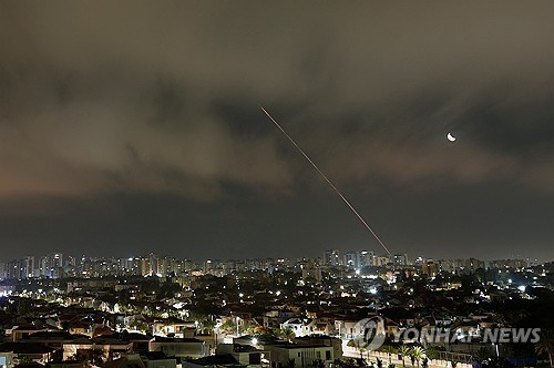 이란이 발사한 미사일이 21일 이스라엘 아슈켈론에서 포착된 모습