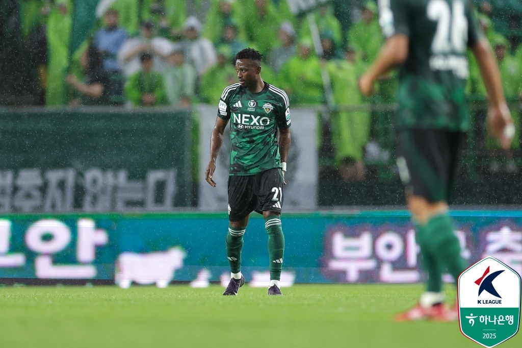 전북 부활 마지막 퍼즐 될까…포옛 러브콜에 한국 온 츄마시