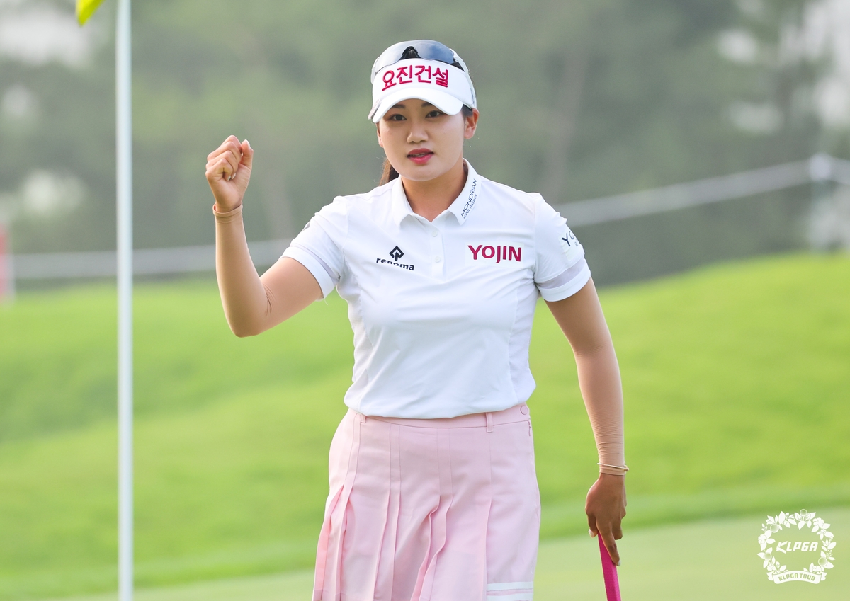 연장전 버디 퍼트를 넣고 주먹을 불끈 쥔 노승희.