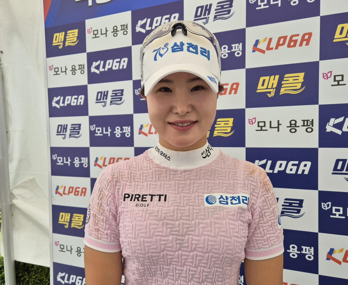 인터뷰하는 고지우