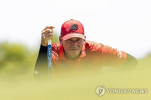 그린 밖에서 그린 경사를 읽는 가르시아.