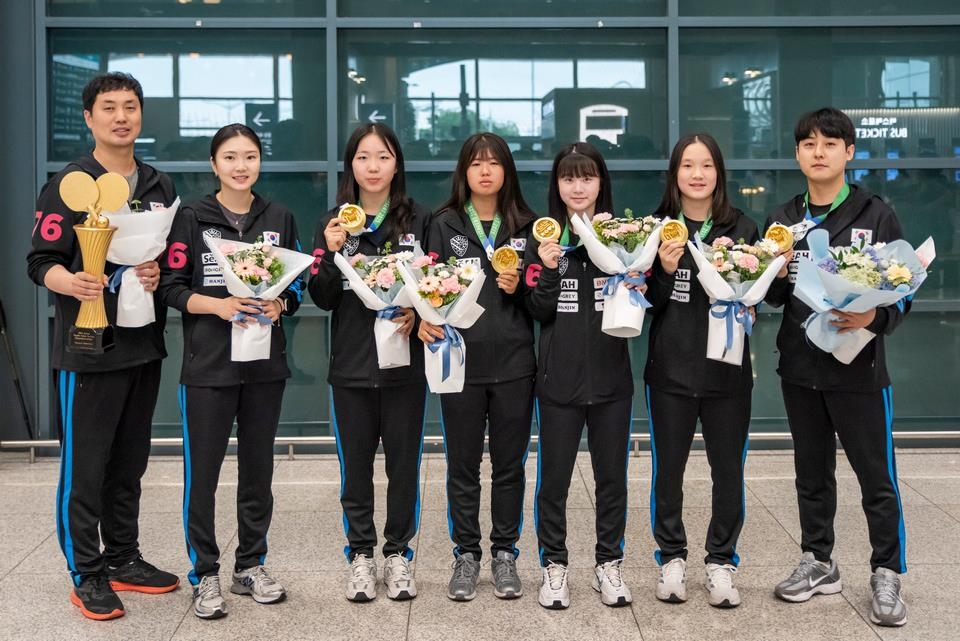 아시아청소년탁구선수권 여자 U-15 단체전 우승을 차지하고 귀국한 선수단