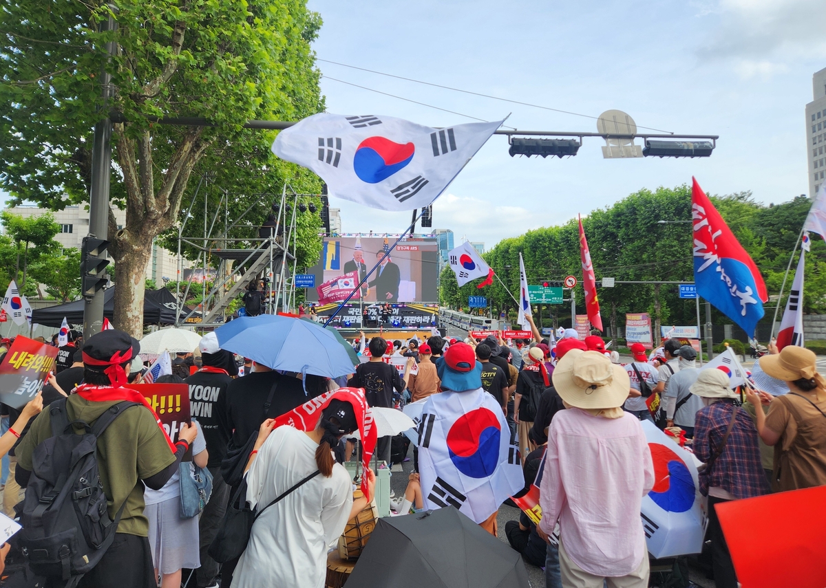 尹 조사받는 서초동서 폭염 속 집회…"당장 구속" vs "정치탄압"