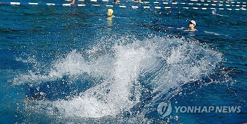 스위스 국경도시, 프랑스인 수영장 출입 금지…"몰상식"