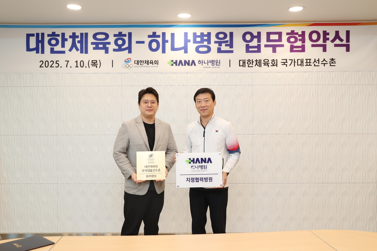 김현목 청주 하나병원 대외협력실장, 김택수 국가대표선수촌장(왼쪽부터)