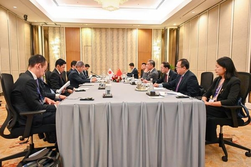 中日 외교, 말레이서 회담…왕이 "양국관계 개선, 공고…