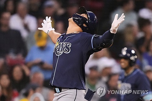 김하성, '그린 몬스터' 넘어가는 투런포 폭발…시즌 1호(종합)